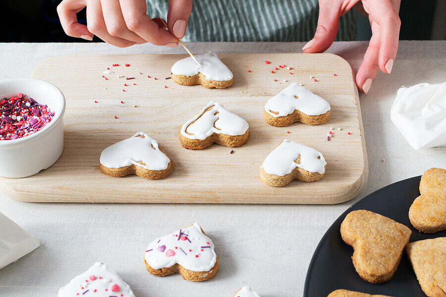 bigstock-Women-s-Hands-Decorate-Ready-C-447281809 (1)