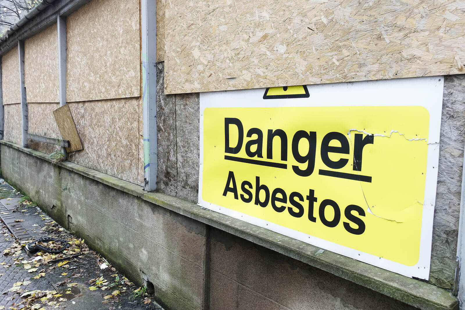 An asbestos warning sign on a building site.